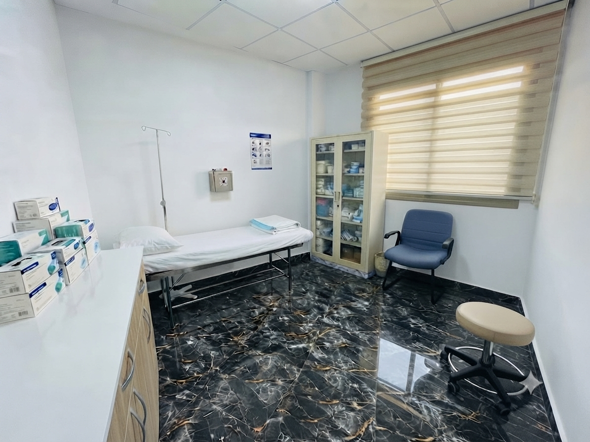 Salle d'examen équipée du cabinet médical