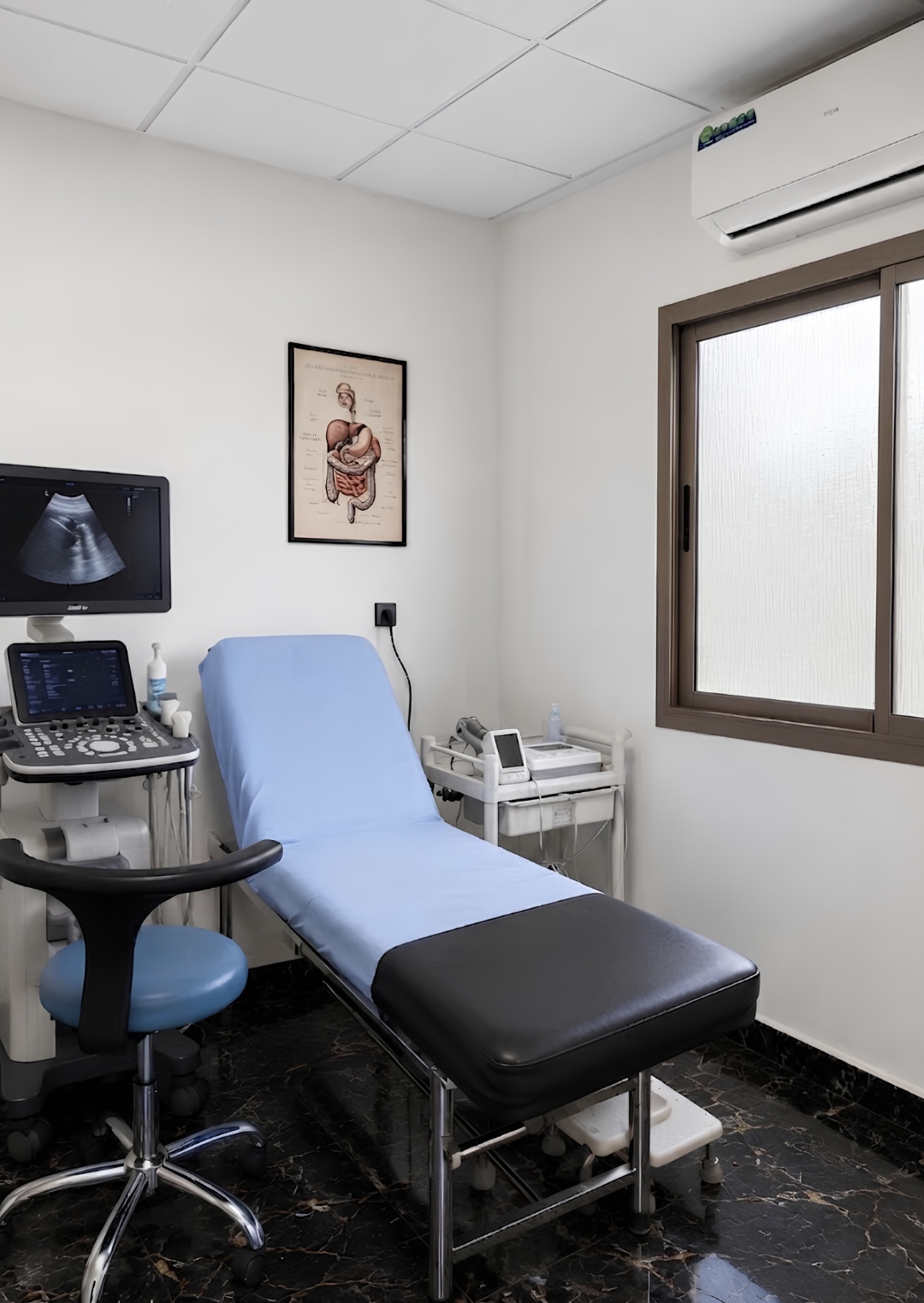 Salle de consultation avec bureau médical et fauteuils